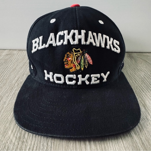 Reebok Center Ice Collection Chicago Blackhawks Flat Brim SnapBack Hat - Picture 2 of 8